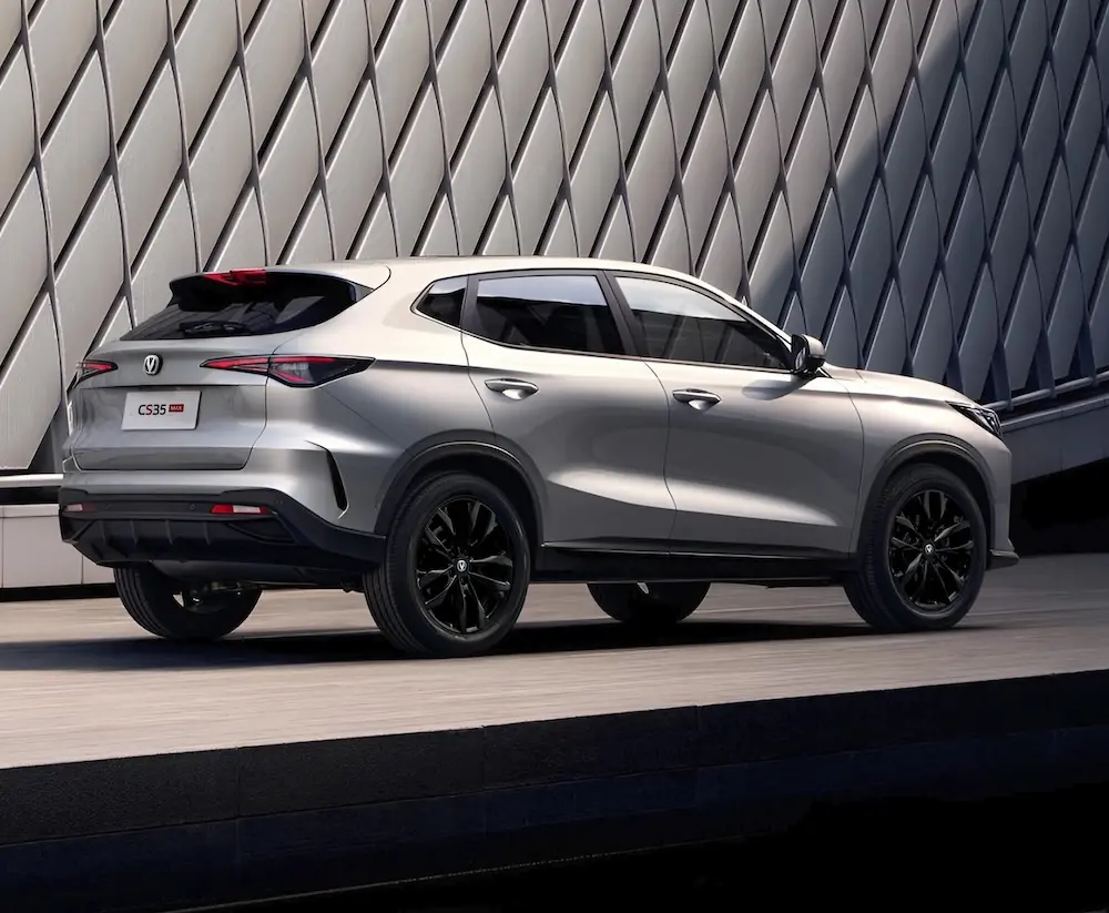 Задний, ярко выраженный спойлер, расположен на двери багажника с электроприводом. Оптика завершает стремительный,  запоминающийся образ.