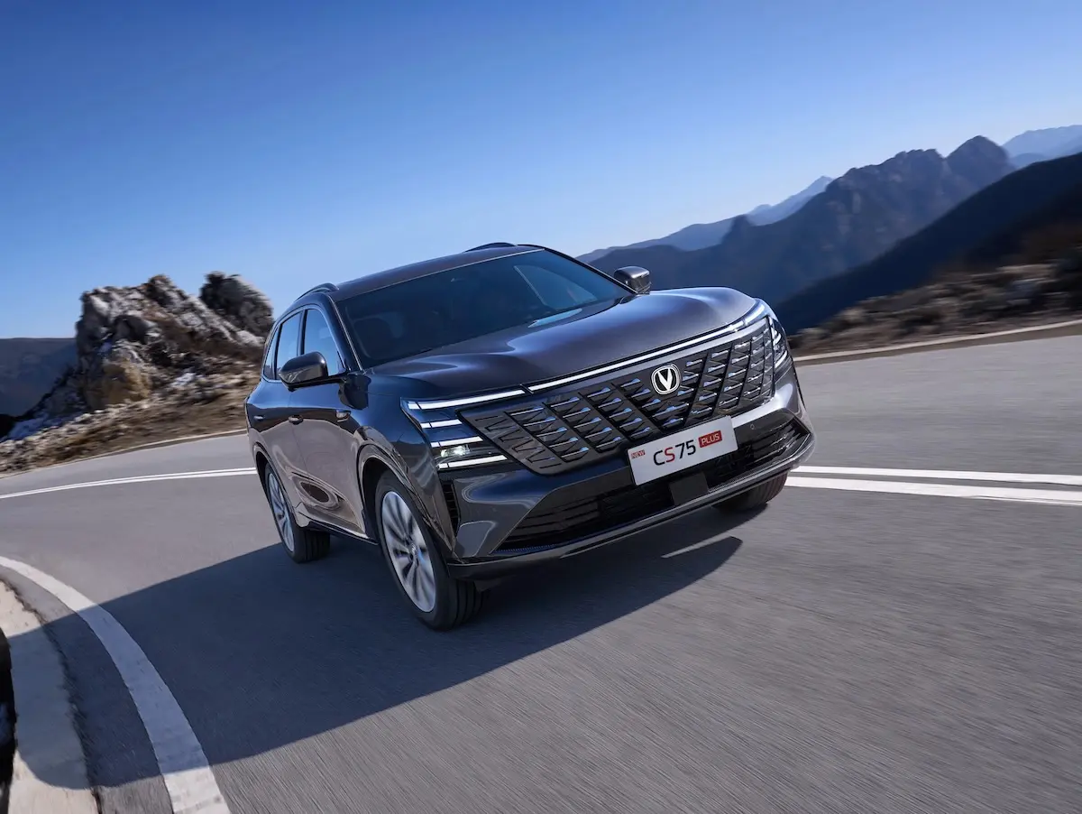 Мощный двигатель 2.0л (235 л.с.) и классический 8-ступенчатый автомат с гидротрансформатором